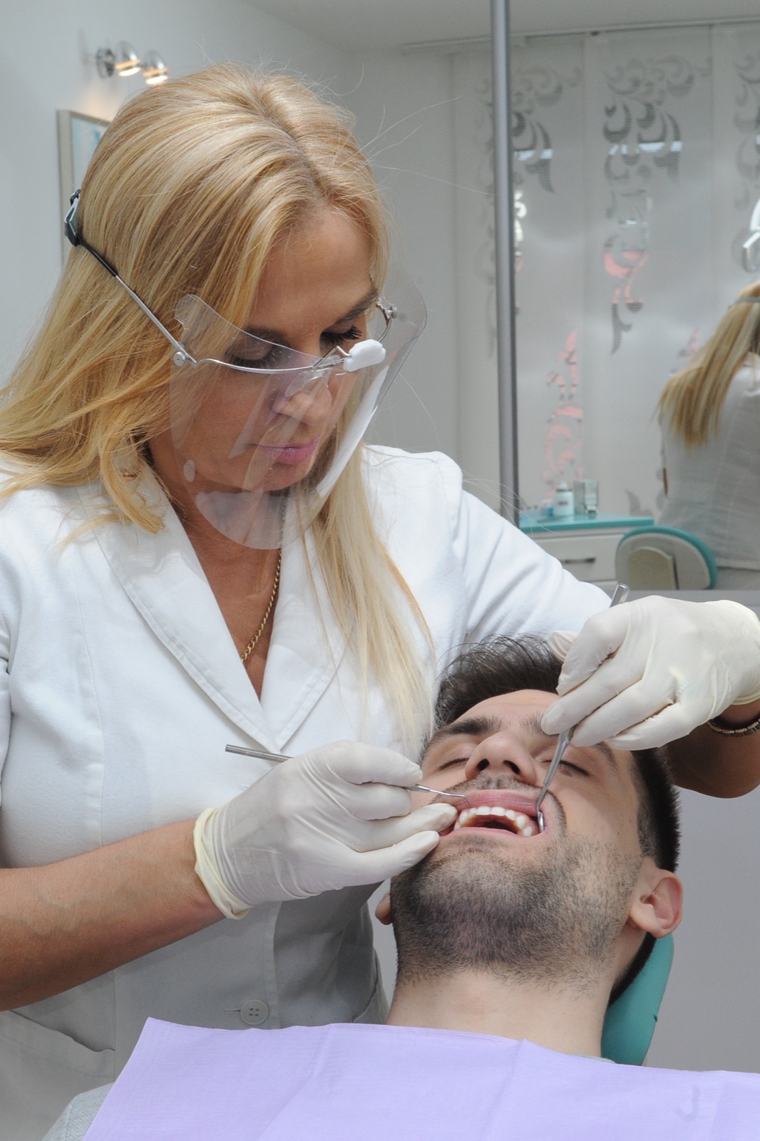 Dr. Mladenka Meštrović tijekom stomatološkog zahvata u ordinaciji Dental MM Zagreb